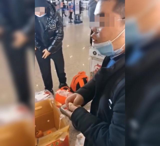 4名铁血男儿猛嗑橙子的场面堪比真实版电影《人在囧途》,要不说艺术