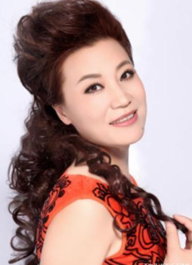 与小香玉离婚,被9.8亿富婆逼婚的主持人王为念,晚年太