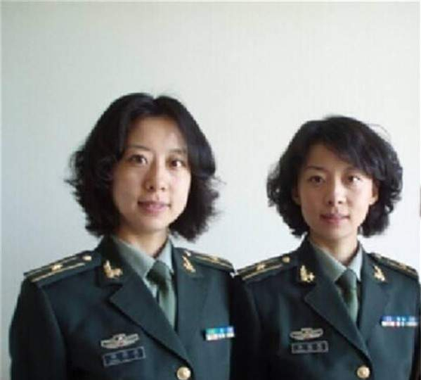 祖国50周年大阅兵:女兵方队领队的双胞胎,英姿飒爽红遍全国