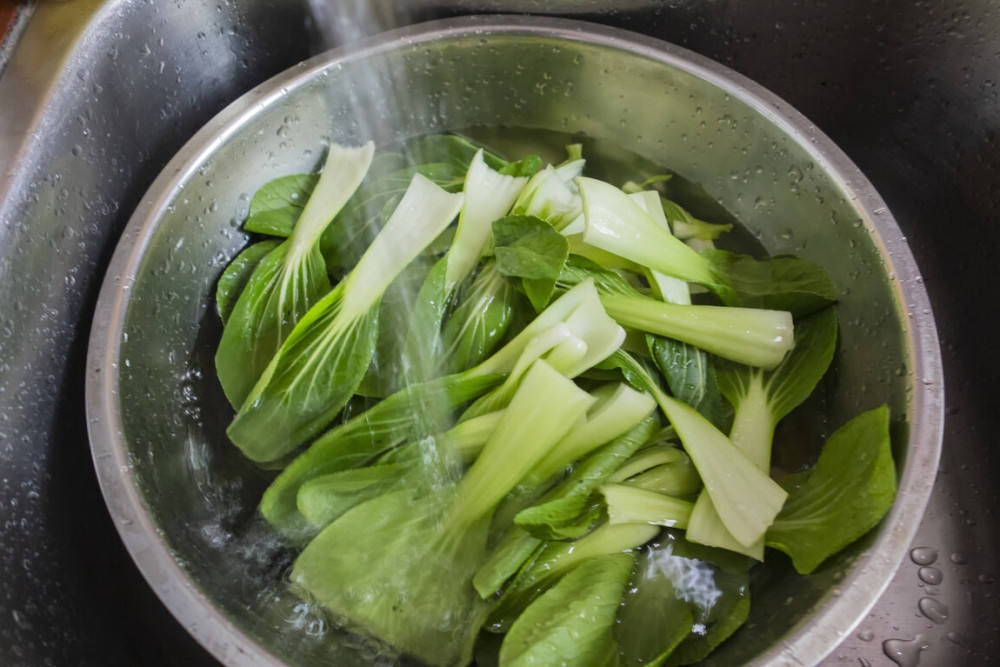 生活小技巧揭秘:淘米水,盐水,蔬果净,谁更适合用来洗菜?