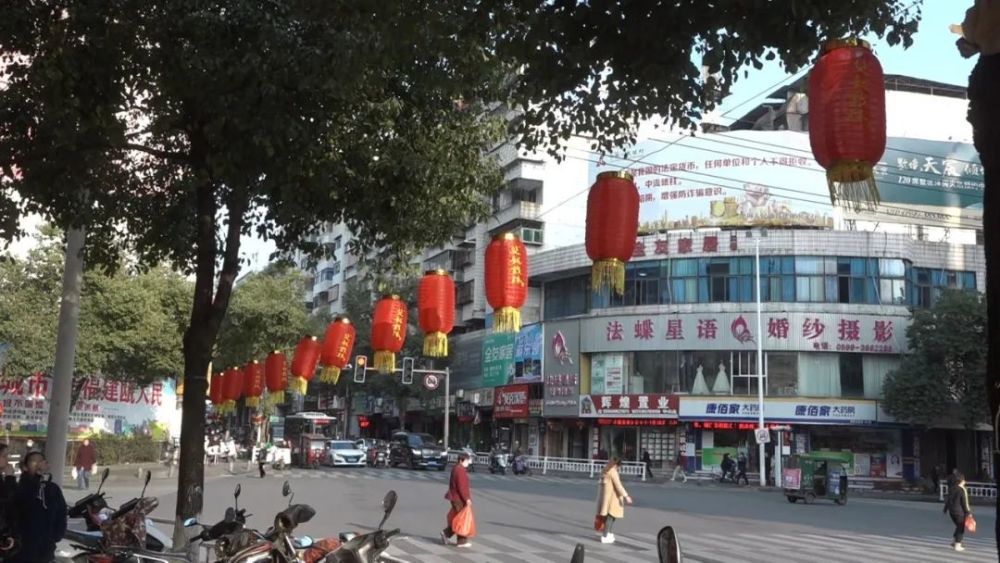 建瓯街头大红灯笼高高挂,浓浓年味飘出来