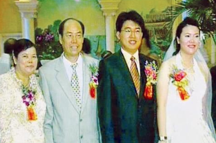 当时的杨慧妍身价达到1200亿,成为当年的中国首富.
