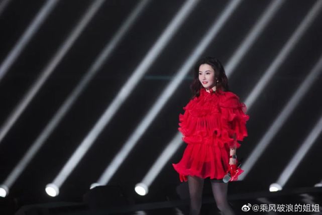第一次出现在这个节目里,她身穿红色连衣裙搭配黑色透视性感丝袜,造型