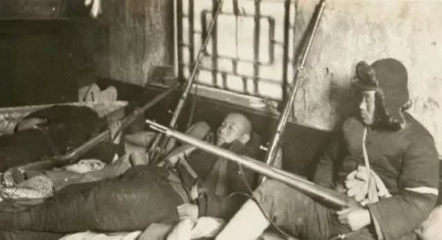 一组民国土匪老照片:图四是被捕的漂亮女土匪,图六睡觉都拿着枪