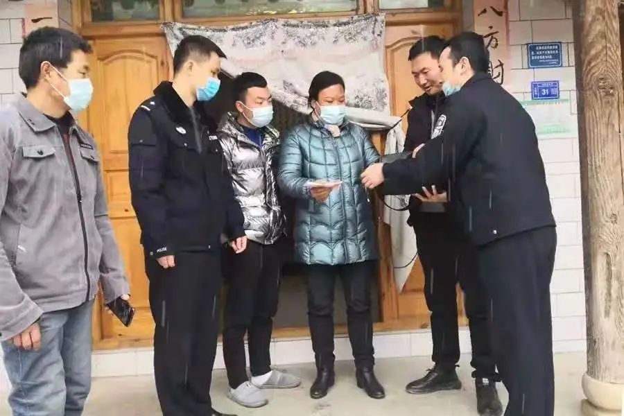 西和一人不慎将包遗失,多亏了