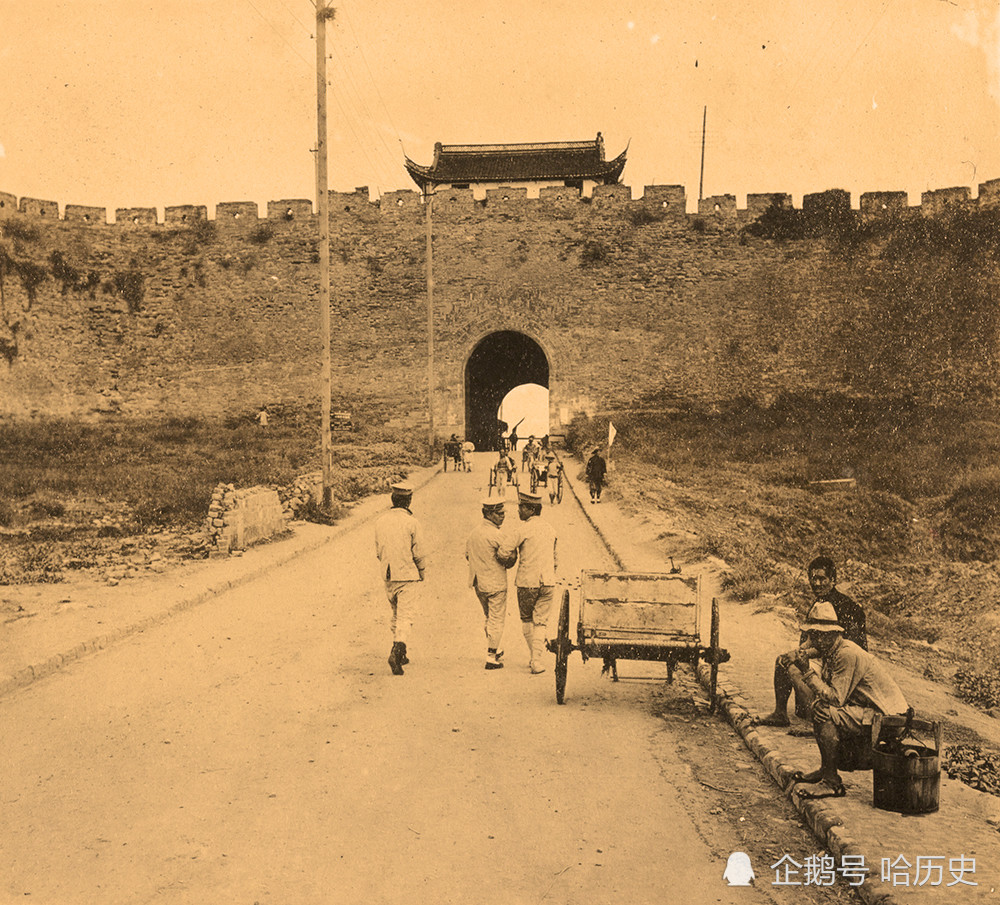 老照片:1913年南京江南贡院全景,明孝陵四方城神功圣德碑亭