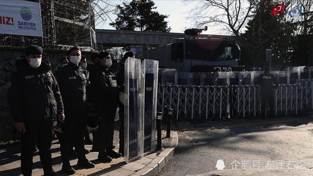 土耳其警方在学校周围警戒