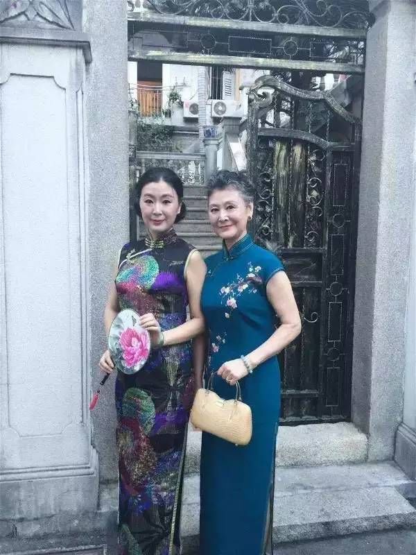 最美丈母娘火了,婚礼穿旗袍身材不输女儿,连哭都是"仙女落泪"