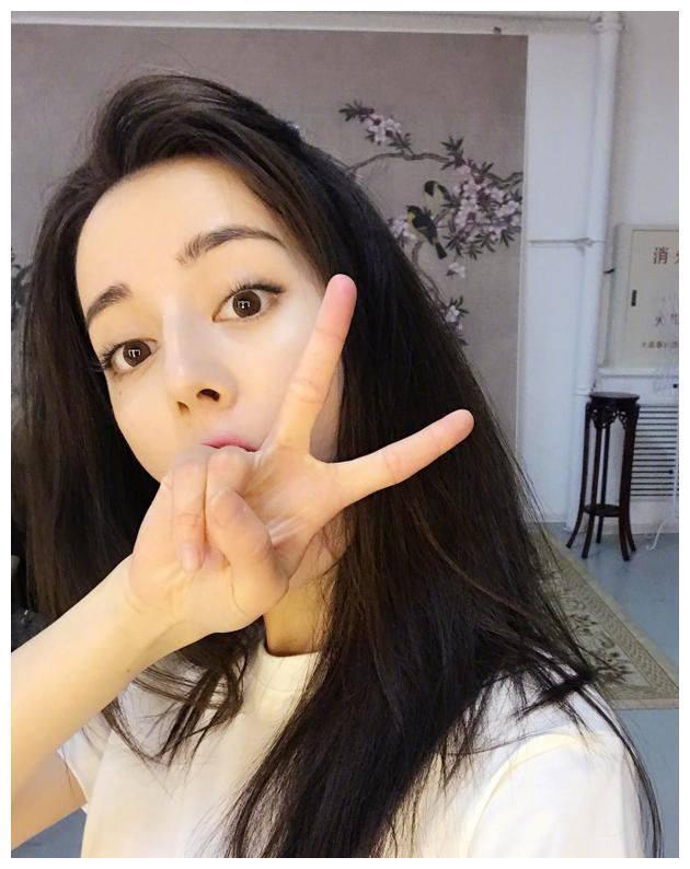 迪丽热巴说自己自拍照太丑了,不敢发出来,我们来看看到底有多丑