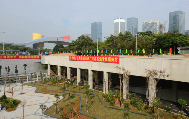 中国最大的地下火车站，面积相当于21个足球场，36个出口如同迷宫_腾讯新闻