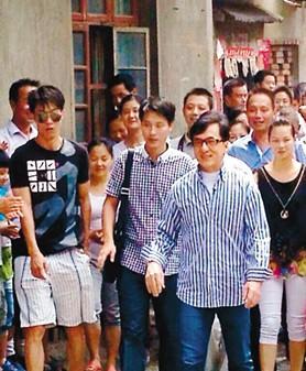 成龙回老家认祖,在亲哥哥家只坐了10分钟,俩人有什么隔阂?