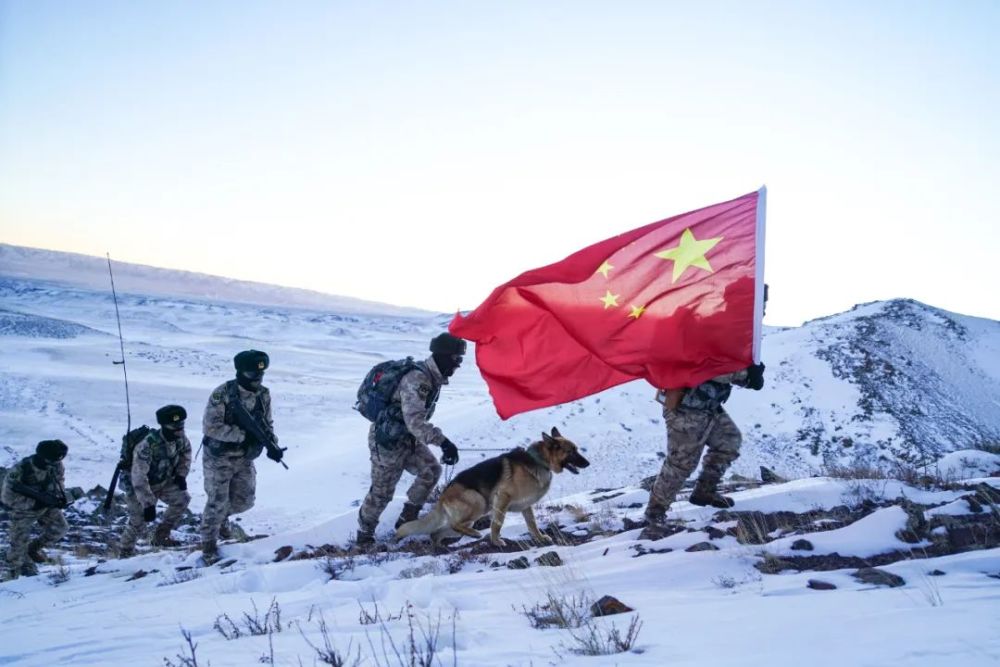 坚守战位!边防官兵巡逻在雪山之巅