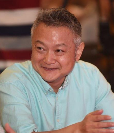 56岁欧阳奋强面容沧桑皱纹明显穿着朴素似路人曾经的贾宝玉老了