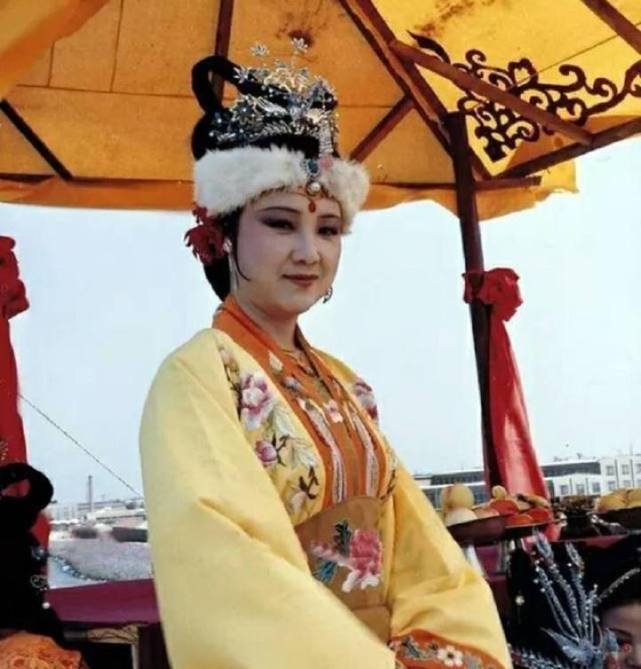 八七版电视剧《红楼梦》中的头饰:抹额,卧兔儿和昭君套