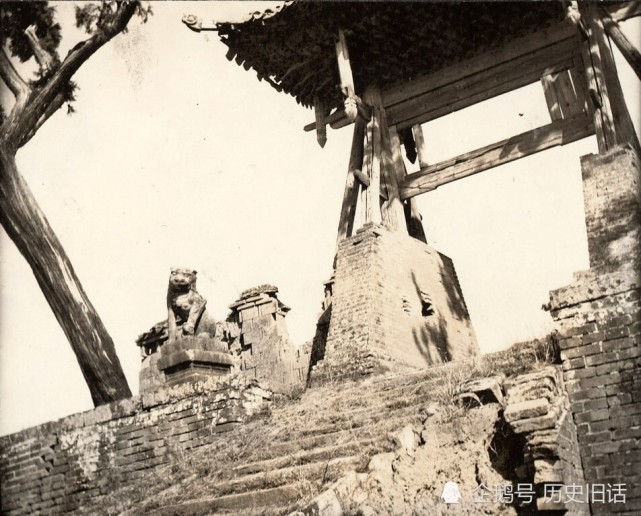 1914年山西蒲州老照片,山西蒲州古城门与破旧的寺庙