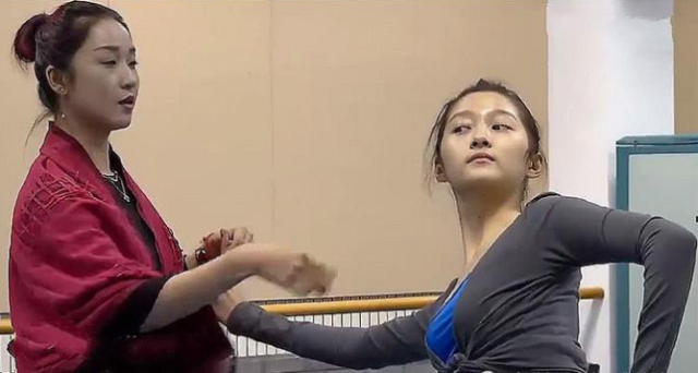 关晓彤艺考照片曝光没有任何修饰下暴露真实身材和颜值