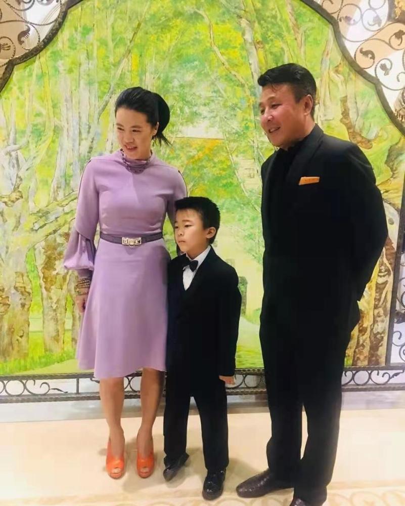 王楠礼服照,身材圆润,上围傲挺,大姐大气势不减,更有女人味!