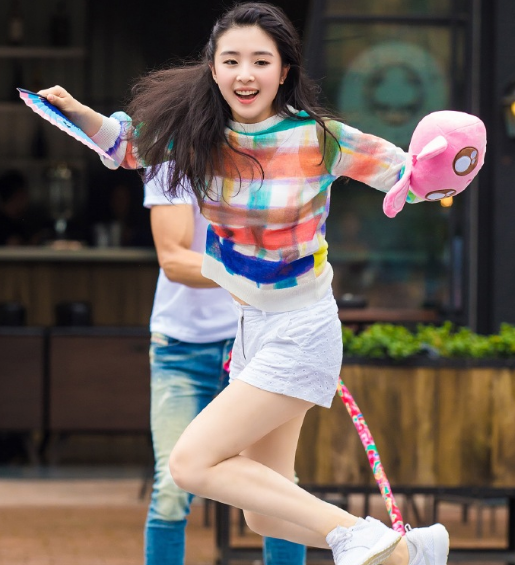 张含韵早期商演照曝光,穿紧身裤显腰圆腿粗,可颜值却