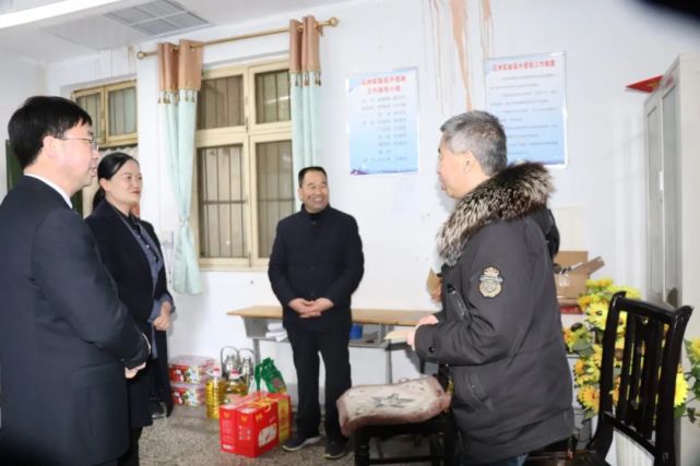 邓州市领导看望慰问离退休,特困及"三名一优"教师