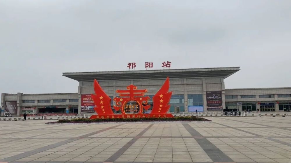 祁阳高铁站新增一个春站前广场很冷清
