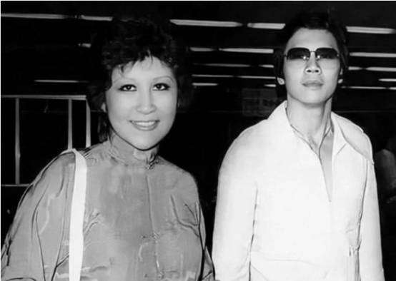 1973年李小龙死在丁佩床上向华强坚持娶她为何又被陈岚夺爱