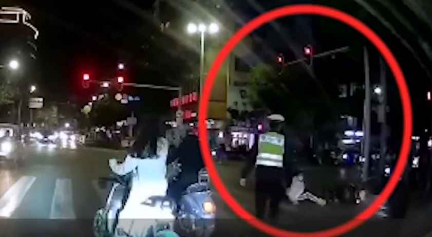 制服男子一脚踹倒摩托车,司机倒在地上,公安局:是辅警