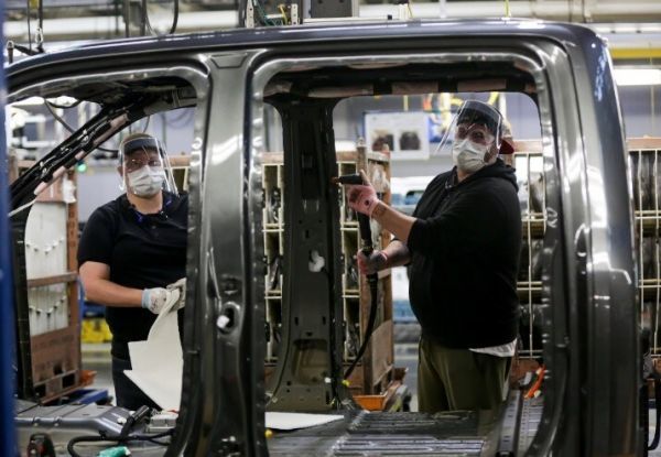 福特工人在遵守防疫规定的前提下开始恢复汽车生产