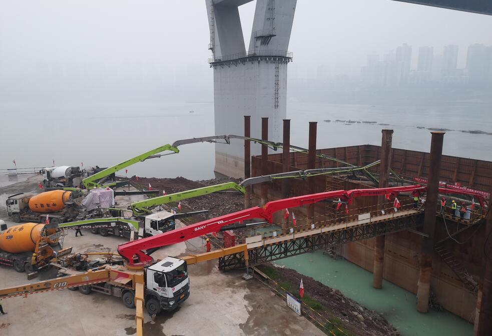 重庆巴南:轨道18号线建设取得重大进展 李家沱复线桥浇筑首个主塔承台
