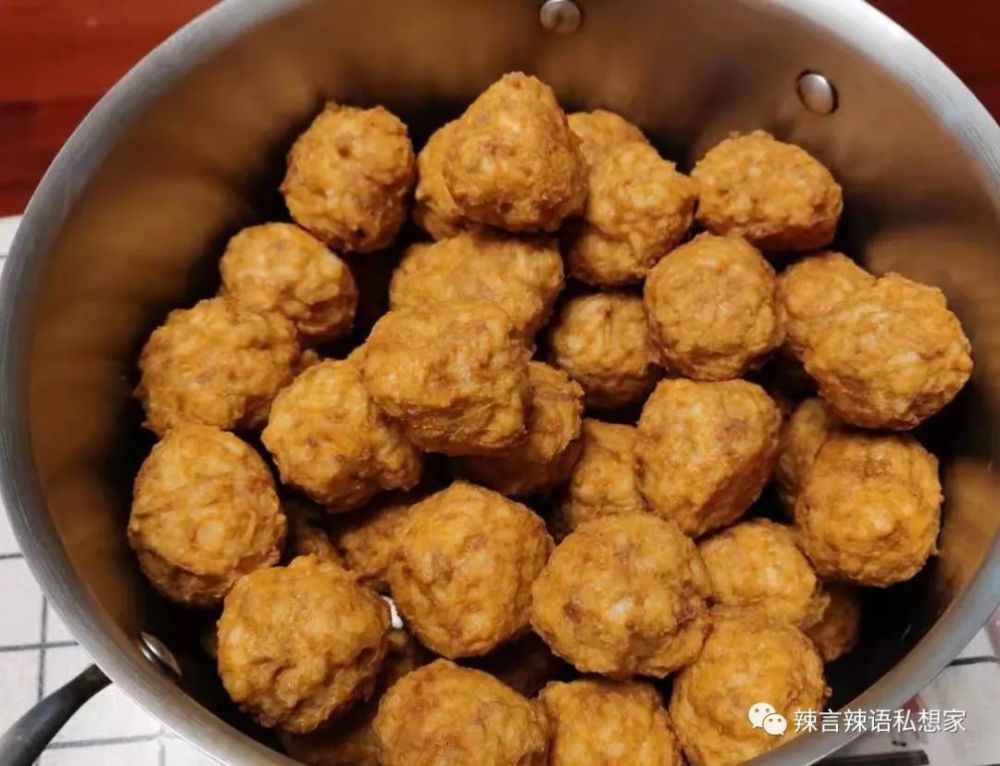 传承上一代的美食,这道过年必吃的炸肉圆香喷喷,朋友尝了都在夸