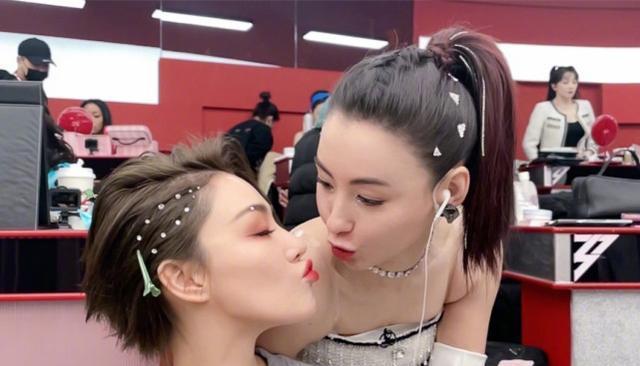 但一公表演时,两人演唱的并不是同一首歌,张馨予,李菲儿,贾青,安又琪