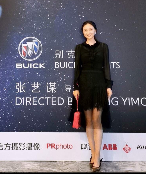 陈婷气质越来越好了,与张艺谋出席活动,美得很养眼