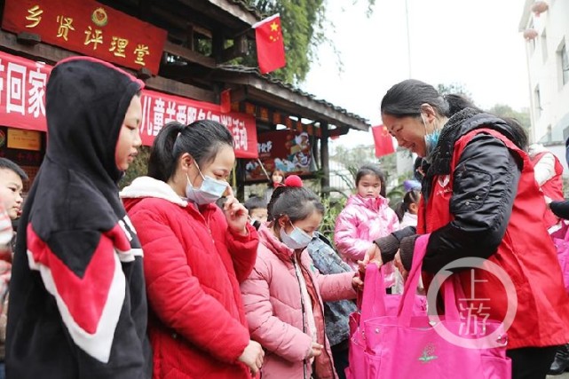 活动中,第二届全国文明家庭获得者吕祥杰老人用自己的生活经历给孩子