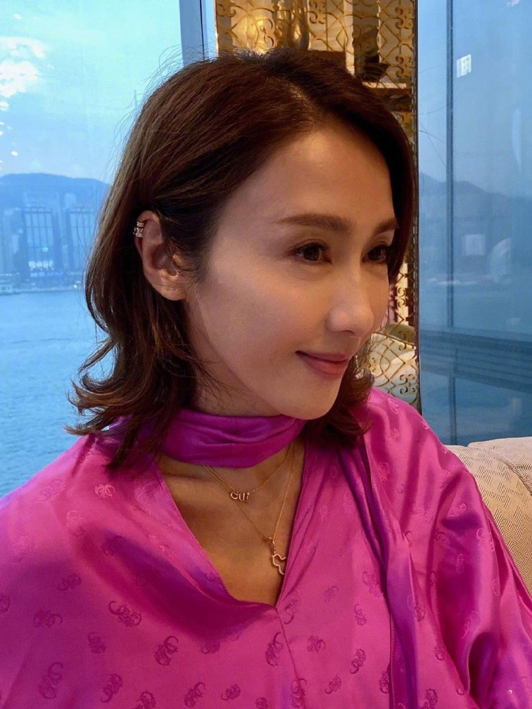 49岁黎姿晒无滤镜随手拍,笑容温婉迷人,手背青筋凸起明显太瘦了