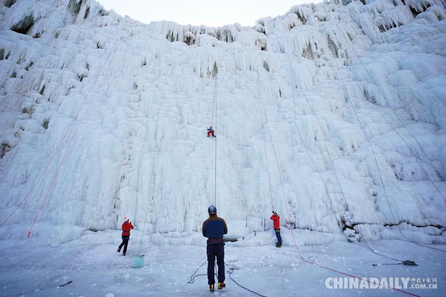 北京:攀冰爱好者齐聚虎峪风景区 享受冰雪运动