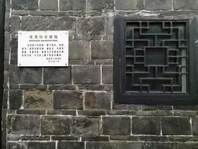 历史:据说以前这里有个观音阁,因之得名"观音街,1940年,以谐音取名冠