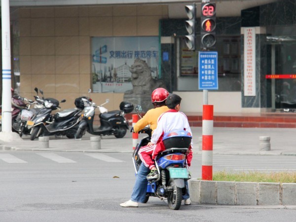 两人骑电动车闯红灯十字路口中间被撞飞侧面警车目睹全程