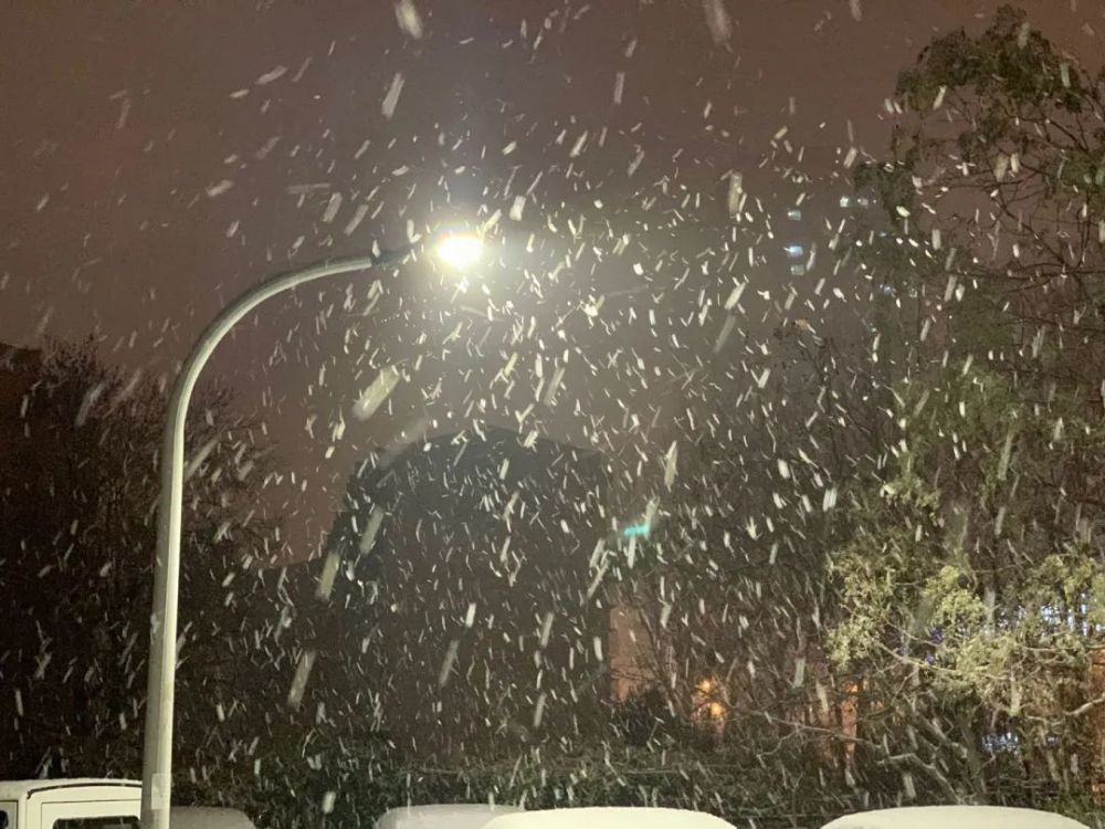 受高空槽影响,预计今天夜间我市多云转晴,北部地区零星雨夹雪转晴