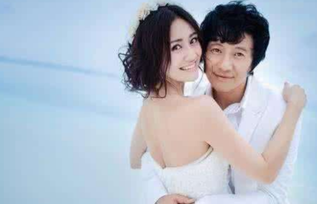 "歌坛浪子"郑钧,和发妻相爱18年后离婚,转身迎娶聂远前女友