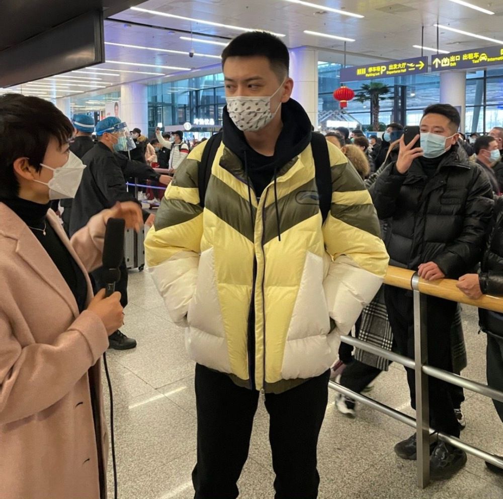 辽宁球迷热情接机,杨鸣接受采访将上春晚,哈德森宋小宝演小品