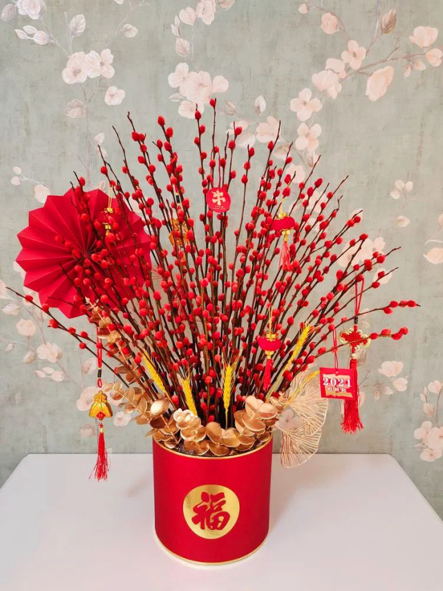 银柳被称为"旺财之花"寓意财源兴旺,红红火火将它摆在精美的福桶
