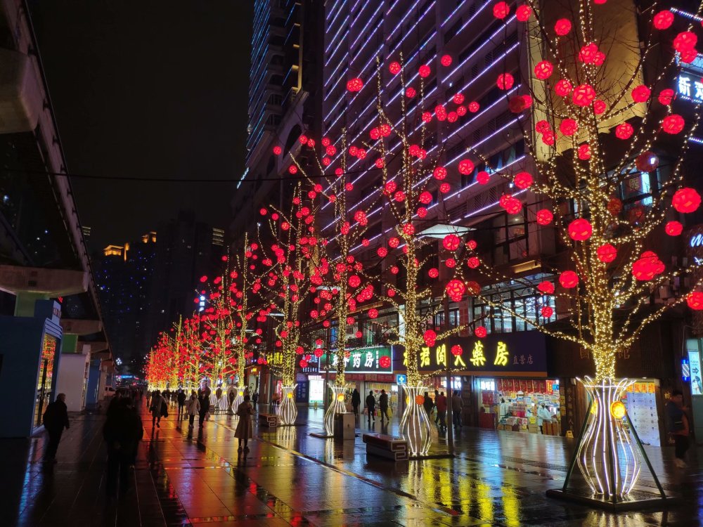 流光溢彩迎新春,重庆杨家坪步行街火树银花迎新年