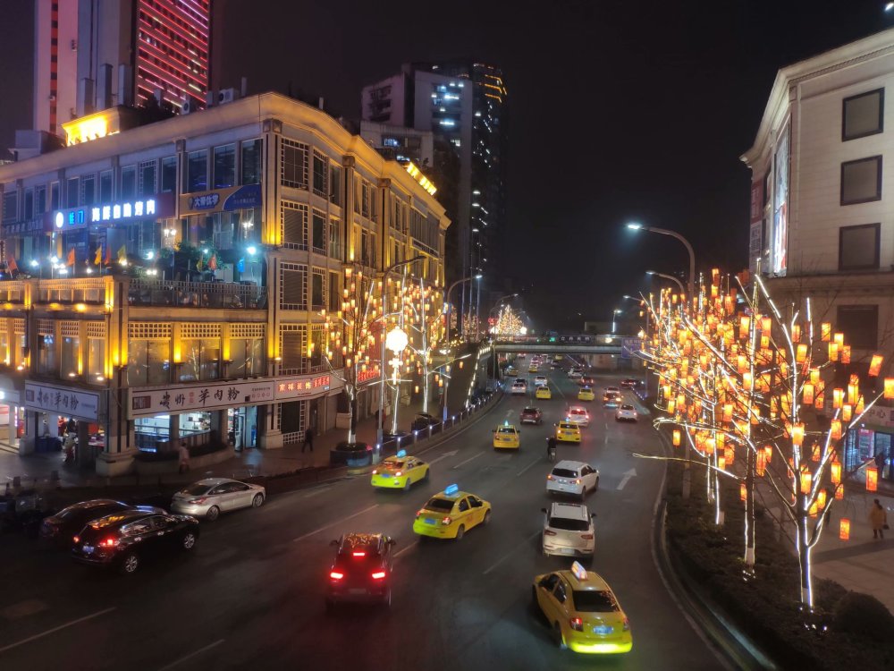 流光溢彩迎新春,重庆杨家坪步行街火树银花迎新年