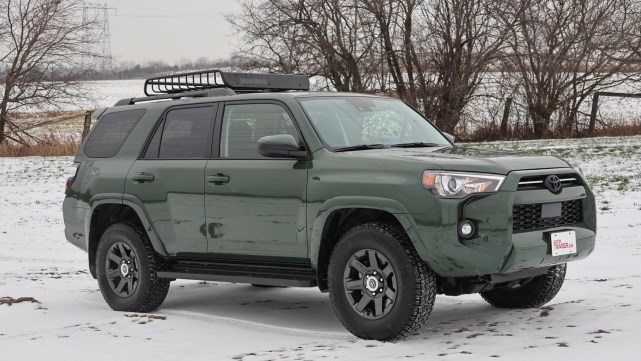 在产品阵容的角落是2021 toyota 4runner,这绝对是一个较旧的设计-自