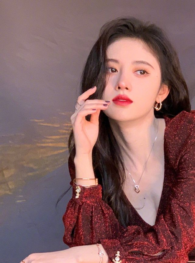 女星美图丨鞠婧祎身材好得不真实,衣裙上分