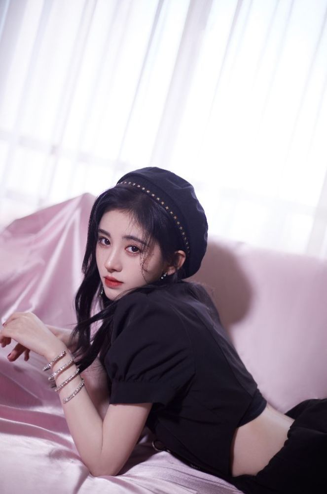 鞠婧祎堪称氛围感美女,但穿山寨货已经不止一次,造型师长点心吧