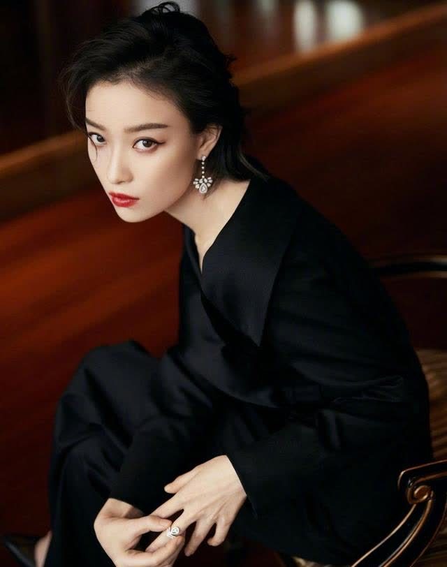 倪妮黑色礼服上演锁骨杀,卷发红唇造型太经典,简直美爆了!