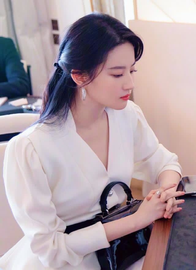 刘亦菲穿挂脖礼服裙,肤白貌美似天仙,就是溜肩有点"毁
