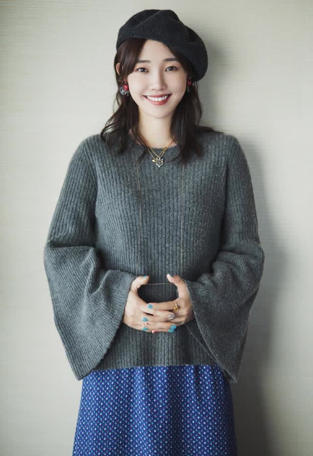 白百何的日系穿搭真美,毛衣 半身裙温柔文艺,美得很舒服