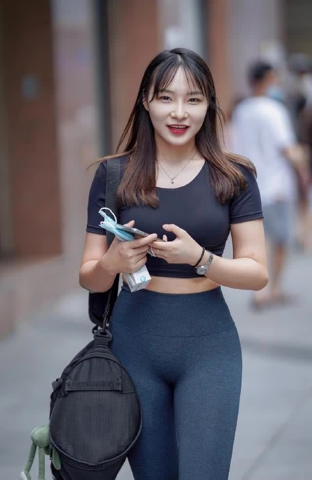 健身女生的时尚穿搭休闲瘦身的瑜伽裤让你的造型轻松靓起来