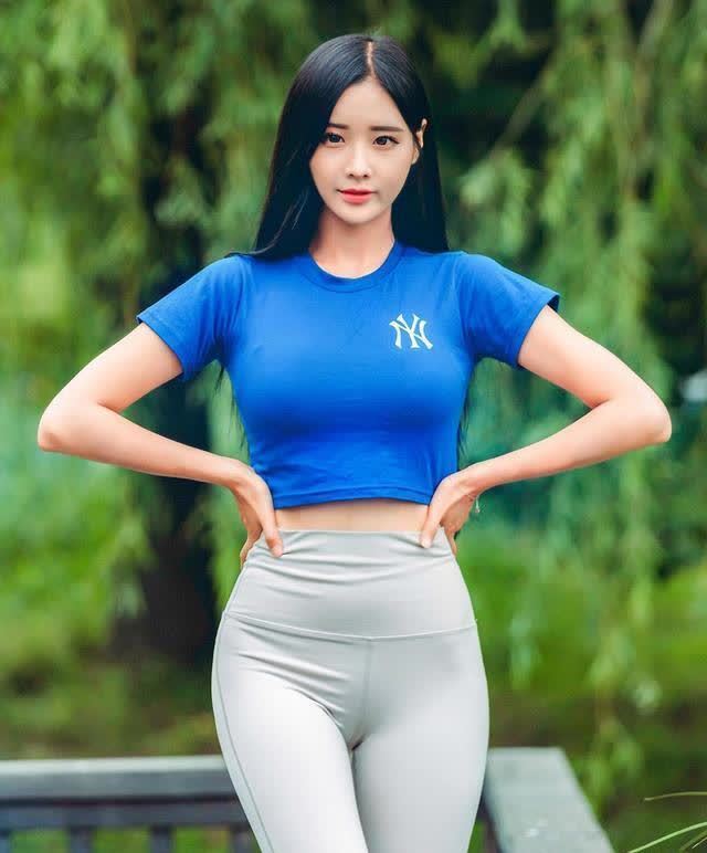 照片中的瑜伽裤采用高腰设计,有效紧缩小腹,保证穿着者蹲下的动作的